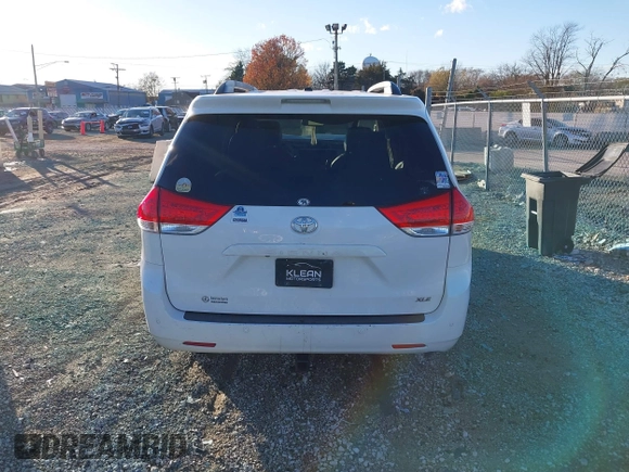 2013 Toyota Sienna XLE AAS z VIN 5TDYK3DC4DS305068, wystawiony jako IAAI lot #40909667 z przebiegiem 227 746 mil mil oraz . Historia ofert i sprzedaży dostępna na DreamBid. Obrazek 16.