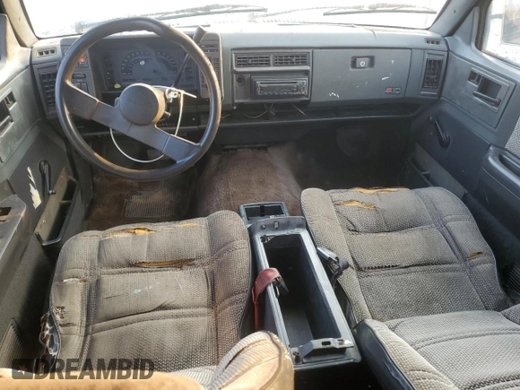 1988 Chevrolet Blazer z VIN 1GNCS18R7J8221699, wystawiony jako Copart lot #59299785 z przebiegiem 307 873 mil mil oraz Czysty tytuł • Clean title. Historia ofert i sprzedaży dostępna na DreamBid. Obrazek 8.