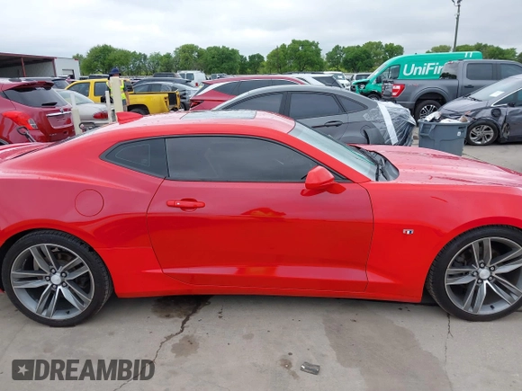 2016 Chevrolet Camaro 2LT z VIN 1G1FD1RS2G0133841, wystawiony jako IAAI lot #41874772 z przebiegiem 104 840 mil mil oraz . Historia ofert i sprzedaży dostępna na DreamBid. Obrazek 14.