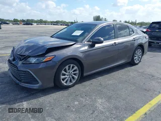 2023 Toyota Camry LE z VIN 4T1C11AK2PU080805, wystawiony jako IAAI lot #42165528 z przebiegiem 28 307 mil mil oraz . Historia ofert i sprzedaży dostępna na DreamBid. Obrazek 18.