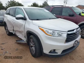 2014 Toyota Highlander LE z VIN 5TDBKRFH2ES043148, wystawiony jako IAAI lot #41947656 z przebiegiem 119 153 mil mil oraz . Historia ofert i sprzedaży dostępna na DreamBid. Obrazek 1.