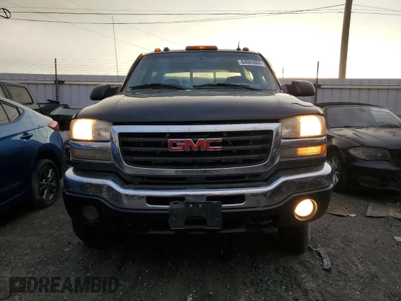2005 GMC Sierra 3500 DRW Work Trk z VIN 1GTJK33235F863716, wystawiony jako Copart lot #84085004 z przebiegiem 233 369 mil mil oraz Szkoda całkowita • Salvage title. Historia ofert i sprzedaży dostępna na DreamBid. Obrazek 5.