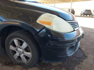 2009 Nissan Versa S z VIN 3N1BC13E59L370697, wystawiony jako IAAI lot #42295996 z przebiegiem 212 861 mil mil oraz . Historia ofert i sprzedaży dostępna na DreamBid. Obrazek 6.