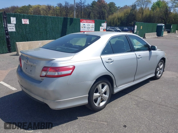 2011 Toyota Camry LE z VIN 4T1BF3EK5BU592411, wystawiony jako IAAI lot #42179753 z przebiegiem 303 788 mil mil oraz . Historia ofert i sprzedaży dostępna na DreamBid. Obrazek 4.