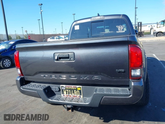 2018 Toyota Tacoma SR5 z VIN 3TMAZ5CN0JM077058, wystawiony jako IAAI lot #41685472 z przebiegiem 37 945 mil mil oraz . Historia ofert i sprzedaży dostępna na DreamBid. Obrazek 17.