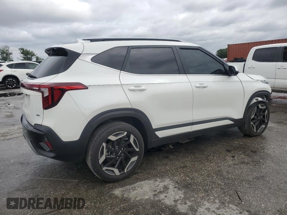 2024 Kia Seltos SX z VIN KNDETCA71R7553593, wystawiony jako Copart lot #51286435 z przebiegiem 23 644 mil mil oraz Szkoda całkowita • Salvage title. Historia ofert i sprzedaży dostępna na DreamBid. Obrazek 3.