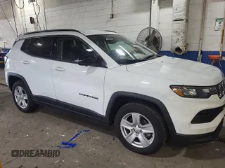 2022 Jeep Compass Latitude z VIN 3C4NJDBB2NT205936, wystawiony jako IAAI lot #42885857 z przebiegiem 39 157 mil mil oraz . Historia ofert i sprzedaży dostępna na DreamBid. Obrazek 34.