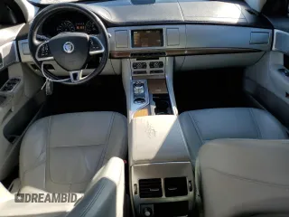 2012 Jaguar XF z VIN SAJWA0FB2CLS35083, wystawiony jako Copart lot #53203365 z przebiegiem 61 329 mil mil oraz Czysty tytuł • Clean title. Historia ofert i sprzedaży dostępna na DreamBid. Obrazek 8.