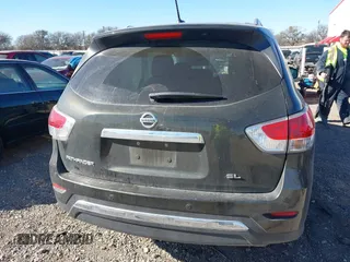 2016 Nissan Pathfinder S z VIN 5N1AR2MN4GC646951, wystawiony jako IAAI lot #41411060 z przebiegiem 121 690 mil mil oraz . Historia ofert i sprzedaży dostępna na DreamBid. Obrazek 16.