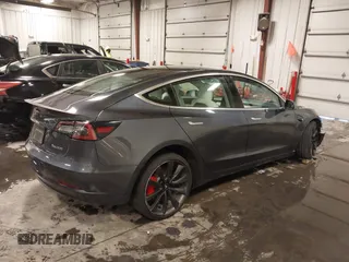 2020 Tesla Model 3 Performance z VIN 5YJ3E1EC3LF641768, wystawiony jako IAAI lot #41542615 z przebiegiem 43 343 mil mil oraz . Historia ofert i sprzedaży dostępna na DreamBid. Obrazek 4.