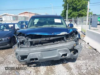 2002 Chevrolet Avalanche with VIN 3GNEK13T32G147690, listed as a IAAI auction lot 42811424 with Not provided miles and . Bid and sale history available at DreamBid. Image 6.