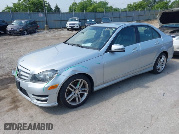 2013 Mercedes-Benz C 300 Sport z VIN WDDGF8AB1DR292986, wystawiony jako IAAI lot #42430247 z przebiegiem 105 105 mil mil oraz . Historia ofert i sprzedaży dostępna na DreamBid. Obrazek 2.
