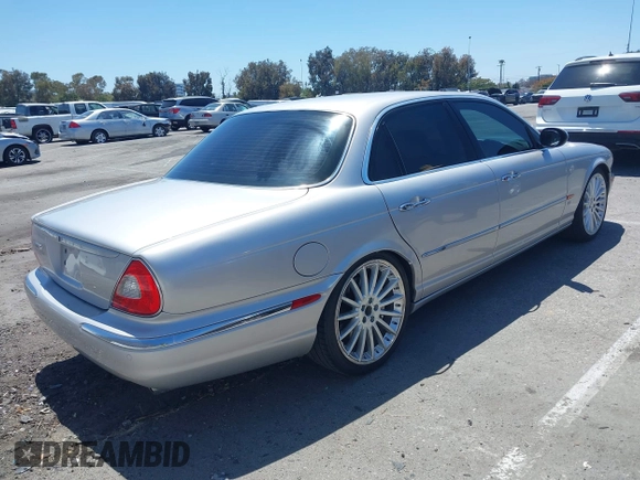 2004 Jaguar XJ R z VIN SAJWA73B94TG30153, wystawiony jako IAAI lot #42235384 z przebiegiem 91 172 mil mil oraz . Historia ofert i sprzedaży dostępna na DreamBid. Obrazek 4.
