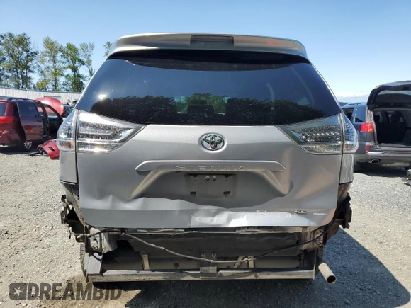 2014 Toyota Sienna SE z VIN 5TDXK3DC1ES457564, wystawiony jako Copart lot #59390205 z przebiegiem 131 090 mil mil oraz Szkoda całkowita • Salvage title. Historia ofert i sprzedaży dostępna na DreamBid. Obrazek 6.