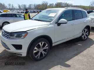 2017 Volkswagen Touareg Wolfsburg Edition z VIN WVGRF7BP8HD005505, wystawiony jako IAAI lot #42120317 z przebiegiem 143 724 mil mil oraz . Historia ofert i sprzedaży dostępna na DreamBid. Obrazek 2.