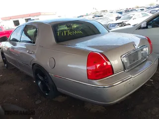 2003 Lincoln Town Car Signature with VIN 1LNHM82W63Y614544, listed as a IAAI auction lot 41917423 with 194,871 mi miles. Bid and sale history available at carsss.com. Image 3.