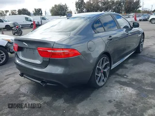 2017 Jaguar XE 35t R-Sport z VIN SAJAL4BV9HCP10649, wystawiony jako IAAI lot #41533051 z przebiegiem 59 431 mil mil oraz . Historia ofert i sprzedaży dostępna na DreamBid. Obrazek 4.