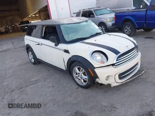 2013 MINI Clubman z VIN WMWZF3C54DT491236, wystawiony jako IAAI lot #41663705 z przebiegiem 90 046 mil mil oraz . Historia ofert i sprzedaży dostępna na DreamBid. Obrazek 1.