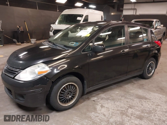 2011 Nissan Versa S z VIN 3N1BC1CPXBL497663, wystawiony jako IAAI lot #42340806 z przebiegiem 305 403 mil mil oraz . Historia ofert i sprzedaży dostępna na DreamBid. Obrazek 18.