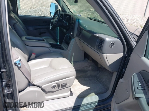 2003 Chevrolet Suburban LT z VIN 3GNGC26G83G210035, wystawiony jako IAAI lot #42084859 z przebiegiem 145 919 mil mil oraz . Historia ofert i sprzedaży dostępna na DreamBid. Obrazek 5.