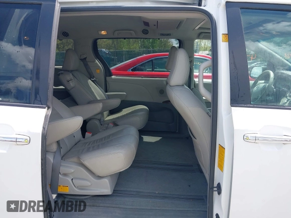 2011 Toyota Sienna XLE AAS z VIN 5TDYK3DC6BS172939, wystawiony jako IAAI lot #42111002 z przebiegiem 172 160 mil mil oraz . Historia ofert i sprzedaży dostępna na DreamBid. Obrazek 8.