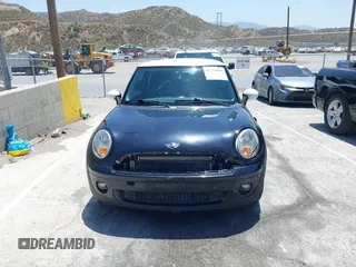 2008 MINI Hardtop z VIN WMWMF33528TT64971, wystawiony jako IAAI lot #42374839 z przebiegiem 119 385 mil mil oraz . Historia ofert i sprzedaży dostępna na DreamBid. Obrazek 13.