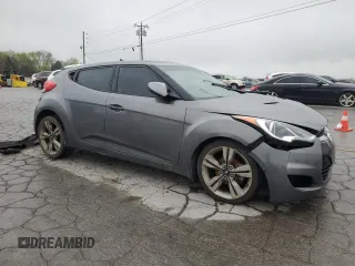 2015 Hyundai Veloster z VIN KMHTC6AD4FU241307, wystawiony jako Copart lot #53704525 z przebiegiem Nie podano mil oraz Szkoda całkowita • Salvage title. Historia ofert i sprzedaży dostępna na DreamBid. Obrazek 4.