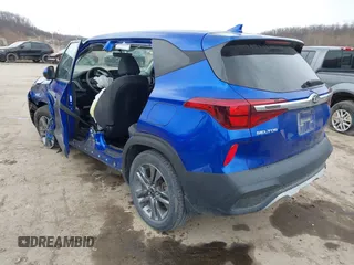 2021 Kia Seltos LX z VIN KNDEPCAA9M7045395, wystawiony jako IAAI lot #41886909 z przebiegiem 14 973 mil mil oraz . Historia ofert i sprzedaży dostępna na DreamBid. Obrazek 3.