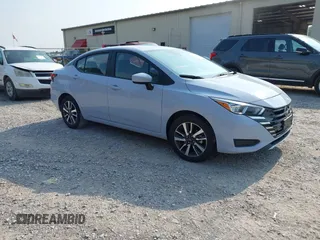 2024 Nissan Versa SV z VIN 3N1CN8EV9RL901484, wystawiony jako IAAI lot #42420122 z przebiegiem 30 150 mil mil oraz . Historia ofert i sprzedaży dostępna na DreamBid. Obrazek 1.