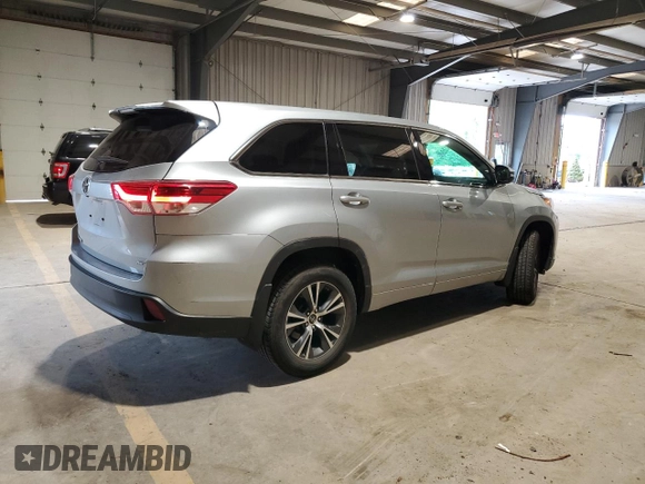 2018 Toyota Highlander LE z VIN 5TDBZRFH5JS889246, wystawiony jako Copart lot #57816195 z przebiegiem 50 747 mil mil oraz Szkoda całkowita • Salvage title. Historia ofert i sprzedaży dostępna na DreamBid. Obrazek 3.