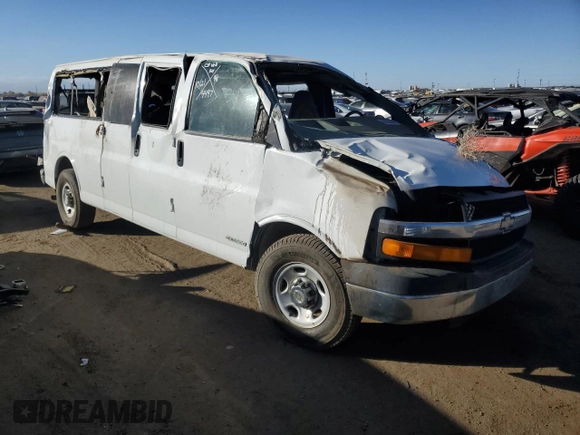 2005 Chevrolet Express Passenger with VIN 1GAHG39U851234497, listed as a Copart auction lot 77631364 with 173,891 mi miles and Salvage title. Bid and sale history available at DreamBid. Image 4.