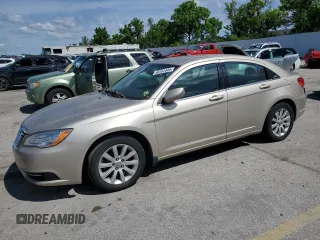 2014 Chrysler 200 Touring z VIN 1C3CCBBB4EN171508, wystawiony jako Copart lot #58181445 z przebiegiem 183 841 mil mil oraz Tytuł czysty. Historia ofert i sprzedaży dostępna na DreamBid. Obrazek 1.