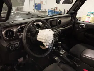 2019 Jeep Wrangler Unlimited Sport S z VIN 1C4HJXDG6KW598997, wystawiony jako IAAI lot #42473098 z przebiegiem 59 232 mil mil oraz . Historia ofert i sprzedaży dostępna na DreamBid. Obrazek 16.