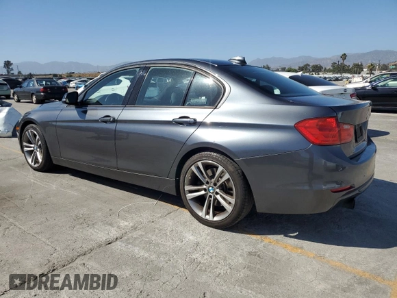 2013 BMW 3 Series 335i z VIN WBA3A9C5XDF477203, wystawiony jako Copart lot #61187955 z przebiegiem 122 646 mil mil oraz Czysty tytuł • Clean title. Historia ofert i sprzedaży dostępna na DreamBid. Obrazek 2.