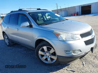 2012 Chevrolet Traverse 1LT z VIN 1GNKRGED9CJ221511, wystawiony jako IAAI lot #41307192 z przebiegiem 166 027 mil mil oraz . Historia ofert i sprzedaży dostępna na DreamBid. Obrazek 1.
