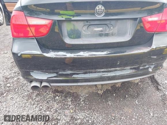 2011 BMW 3 Series 328i xDrive z VIN WBAPK5C54BF121544, wystawiony jako IAAI lot #42443324 z przebiegiem 123 193 mil mil oraz . Historia ofert i sprzedaży dostępna na DreamBid. Obrazek 6.