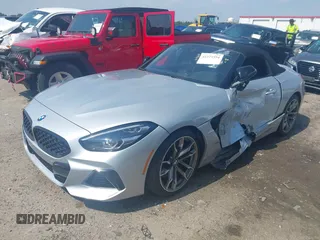 2021 BMW Z4 sDriveM40i z VIN WBAHF9C00MWX17614, wystawiony jako IAAI lot #42277354 z przebiegiem 26 615 mil mil oraz . Historia ofert i sprzedaży dostępna na DreamBid. Obrazek 2.
