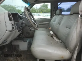 1999 Chevrolet Silverado 3500 z VIN 1GCHK33R4XF096473, wystawiony jako Copart lot #65189104 z przebiegiem 174 416 mil mil oraz Szkody całkowita. Historia ofert i sprzedaży dostępna na DreamBid. Obrazek 7.