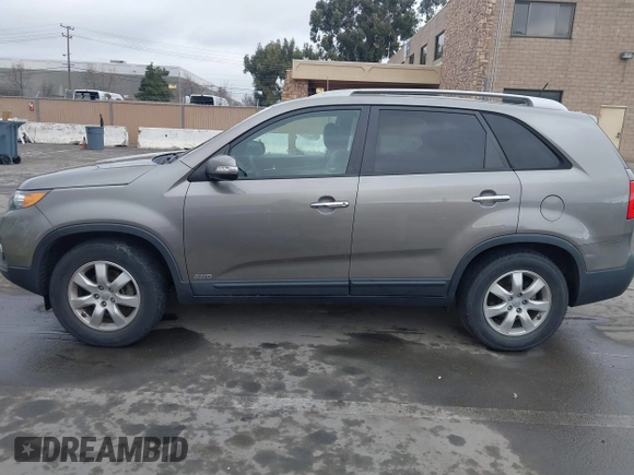2013 Kia Sorento LX with VIN 5XYKTCA62DG313524, listed as a IAAI auction lot 41624883 with 70,777 mi miles. Bid and sale history available at carsss.com. Image 14.