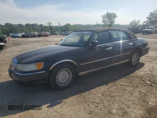 2000 Lincoln Town Car Executive z VIN 1LNHM81W4YY868617, wystawiony jako Copart lot #56349095 z przebiegiem 152 512 mil mil oraz Szkody całkowita. Historia ofert i sprzedaży dostępna na DreamBid. Obrazek 1.