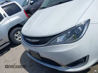 2019 Chrysler Pacifica Touring Plus z VIN 2C4RC1FG5KR541627, wystawiony jako IAAI lot #41846726 z przebiegiem 97 086 mil mil oraz . Historia ofert i sprzedaży dostępna na DreamBid. Obrazek 6.
