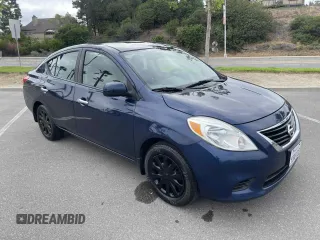 2012 Nissan Versa SV z VIN 3N1CN7AP7CL919782, wystawiony jako Copart lot #60700735 z przebiegiem 126 588 mil mil oraz Czysty tytuł • Clean title. Historia ofert i sprzedaży dostępna na DreamBid. Obrazek 1.