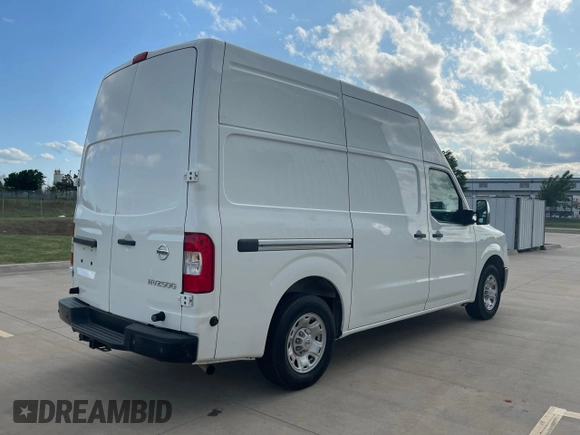 2018 Nissan NV Cargo SV z VIN 1N6AF0LY0JN812842, wystawiony jako Copart lot #56940755 z przebiegiem 203 890 mil mil oraz Tytuł czysty. Historia ofert i sprzedaży dostępna na DreamBid. Obrazek 4.
