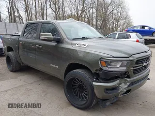 2020 Ram 1500 Big Horn z VIN 1C6SRFFT8LN326825, wystawiony jako IAAI lot #42075307 z przebiegiem 59 718 mil mil oraz . Historia ofert i sprzedaży dostępna na DreamBid. Obrazek 1.