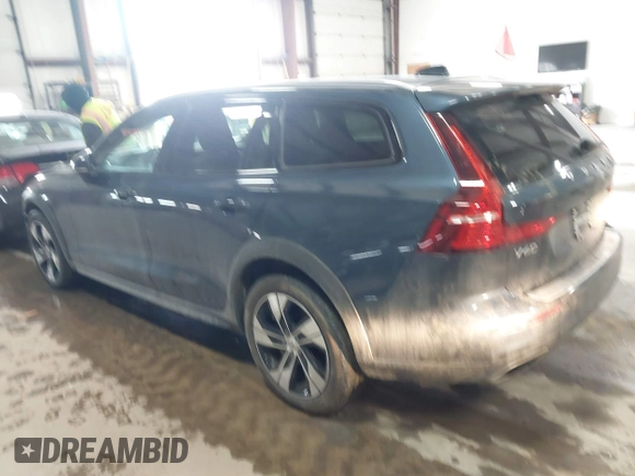 2022 Volvo V60 with VIN YV4102WK7N2092046, listed as a IAAI auction lot 41405128 with 37,785 mi miles and . Bid and sale history available at DreamBid. Image 3.