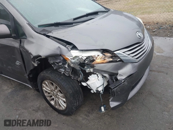 2017 Toyota Sienna XLE Auto Access Seat with VIN 5TDYZ3DC9HS818821, listed as a IAAI auction lot 41505304 with 74,295 mi miles. Bid and sale history available at carsss.com. Image 6.