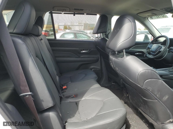 2024 Toyota Grand Highlander Hybrid XLE with VIN 5TDACAB50RS029602, listed as a Copart auction lot 50195175 with 2,034 mi miles and Clean Title. Bid and sale history available at carsss.com. Image 11.