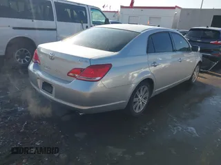 2005 Toyota Avalon XL z VIN 4T1BK36B75U044022, wystawiony jako IAAI lot #41330241 z przebiegiem 196 362 mil mil oraz . Historia ofert i sprzedaży dostępna na DreamBid. Obrazek 4.