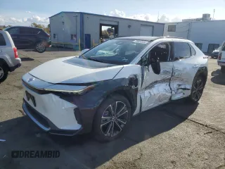 2023 Subaru Solterra Premium z VIN JTMABABA9PA005731, wystawiony jako Copart lot #76620934 z przebiegiem 18 081 mil mil oraz Szkoda całkowita • Salvage title. Historia ofert i sprzedaży dostępna na DreamBid. Obrazek 1.