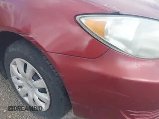 2005 Toyota Camry STD z VIN 4T1BE32K75U102935, wystawiony jako IAAI lot #42070646 z przebiegiem 298 125 mil mil oraz . Historia ofert i sprzedaży dostępna na DreamBid. Obrazek 13.